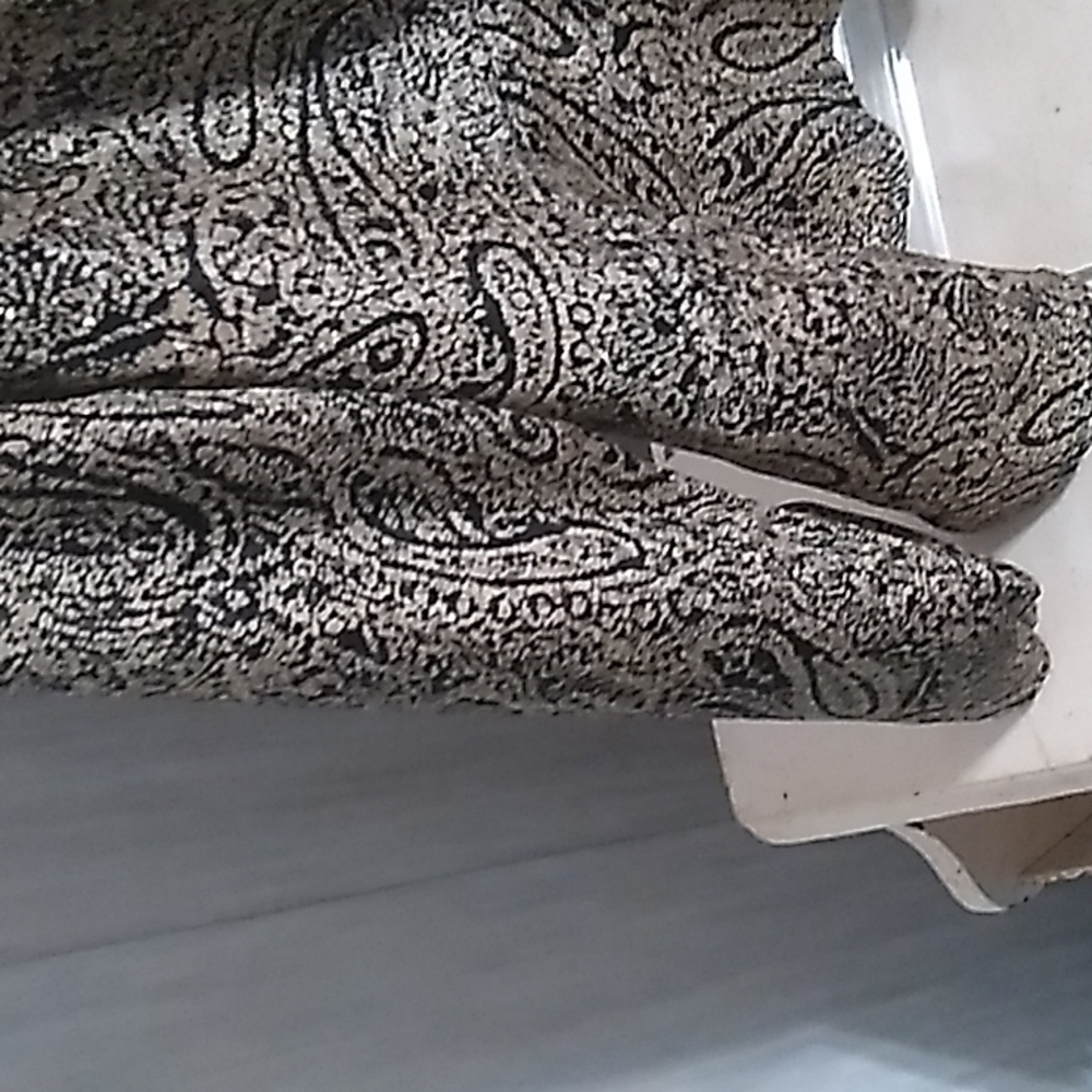 Like New Nicola Small/Medium Tan Black Design Lon Sleeves Top - Picture 5 of 9